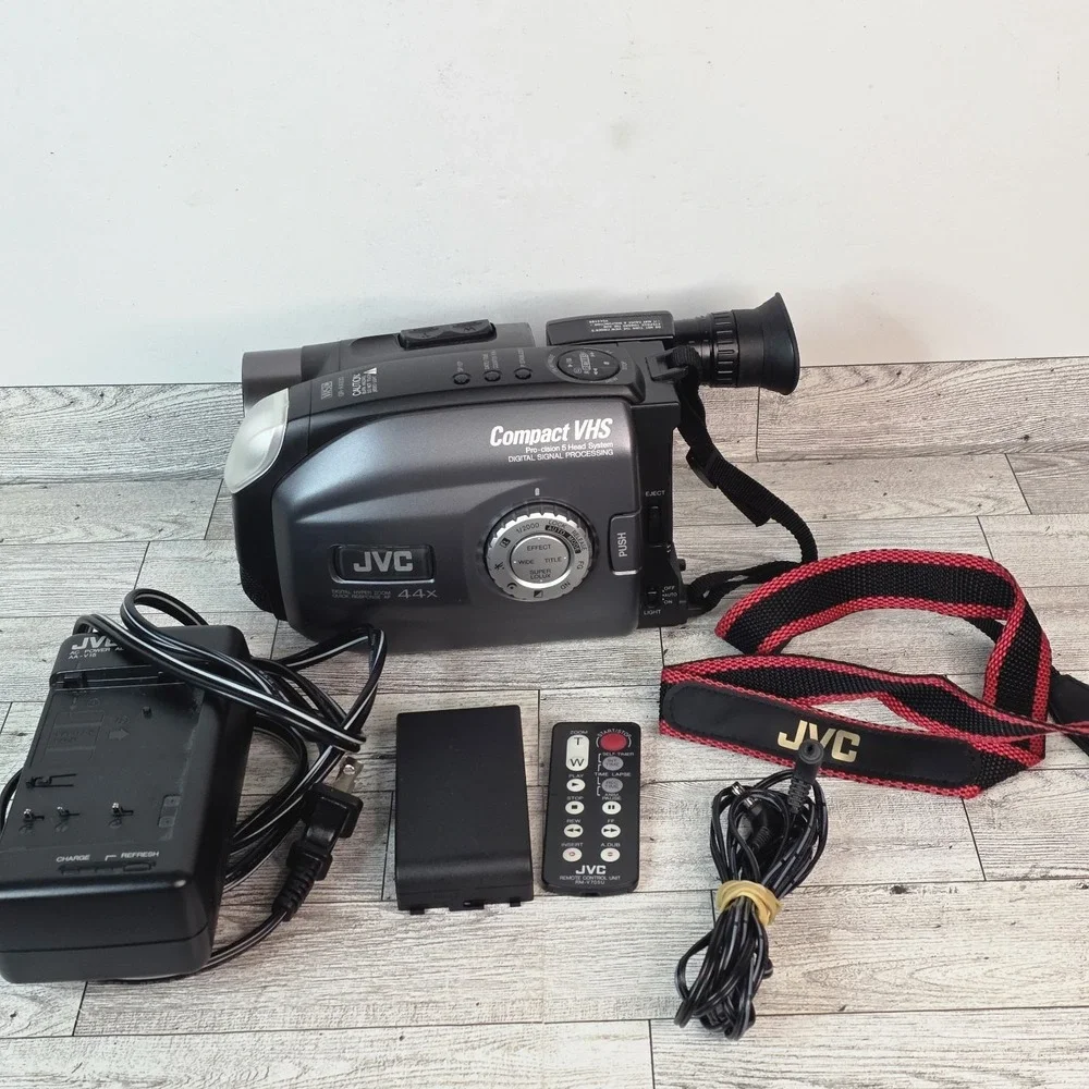 VTG 1998 JVC GR-AX930U Compact VHS Camcorder Videomovie Bundle TESTED Works